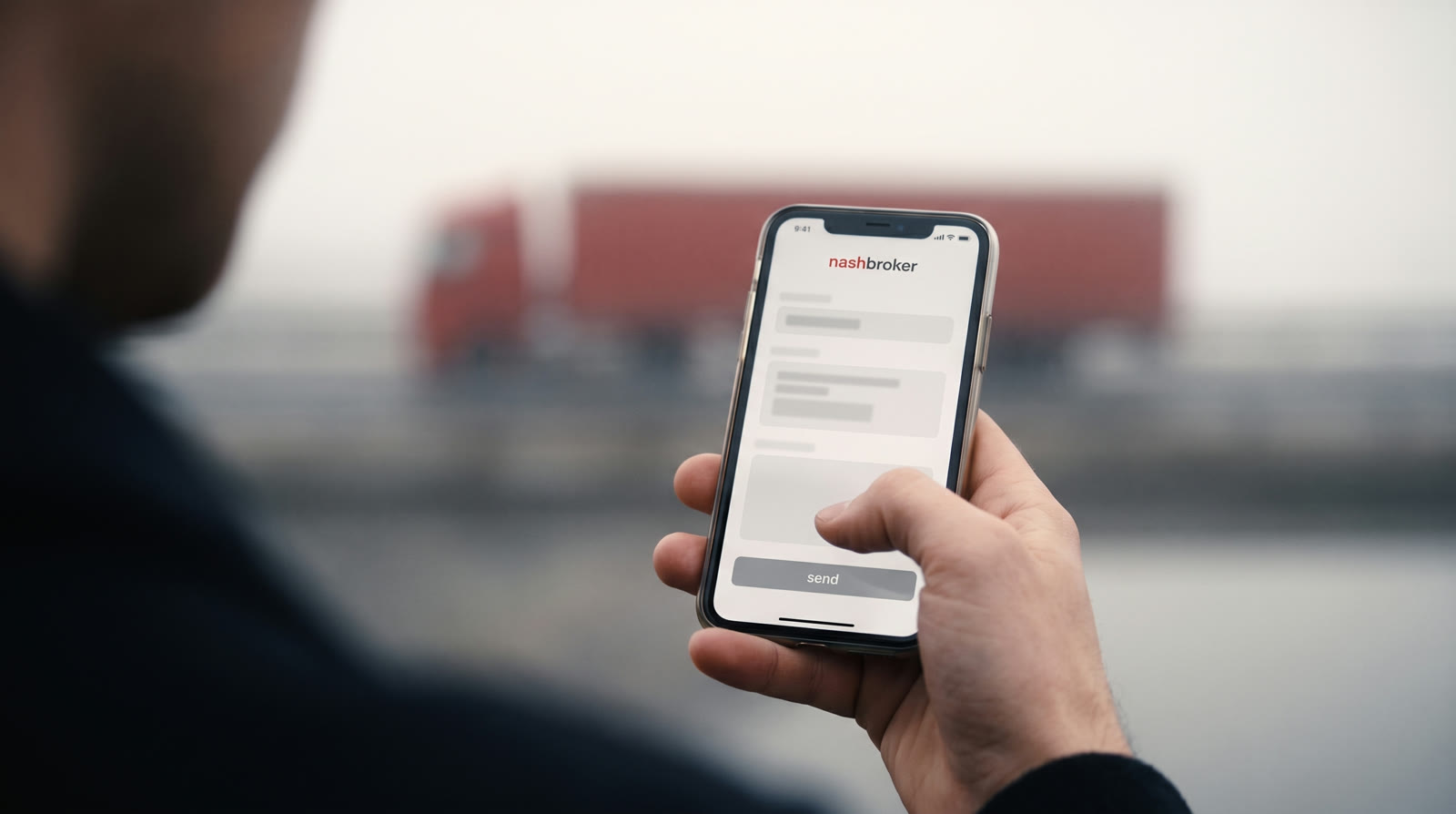 Auftragsübermittlung über die NashBroker-App auf einem Telefonbildschirm; im Hintergrund eine nebelverhangene Logistikanlage